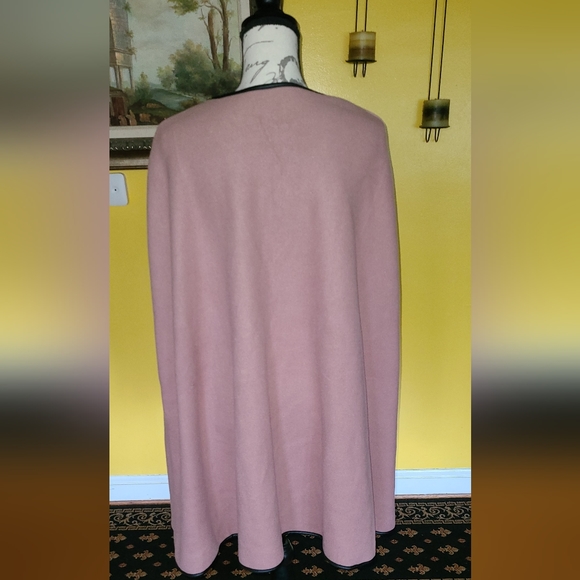 Cape - Picture 2 of 6